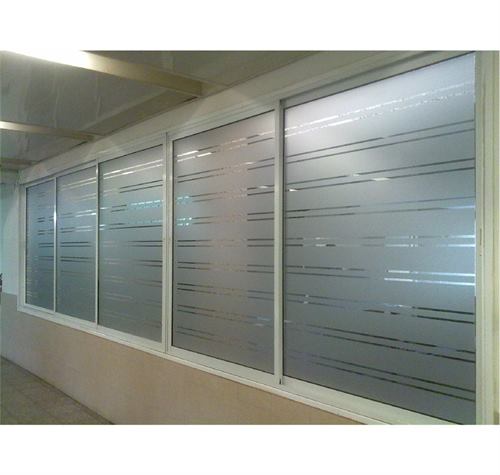 מדבקה חלבית בחיתוך פסים